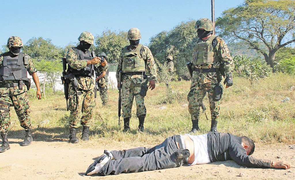 Militares Mexicanos Observan El Cuerpo Sin Vida De Un Sicario Muerto En