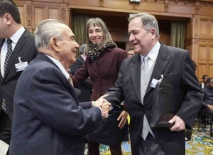 El delegado de Costa Rica, Edgar Ugalde Álvarez, saluda al delegado nicaragüense Carlos Argüello, en la sede de la CIJ en La Haya. LA PRENSA/AP
